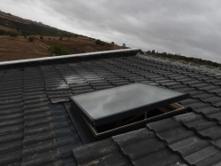 Siyah kiremit çatıya uygulanmış çatı penresi